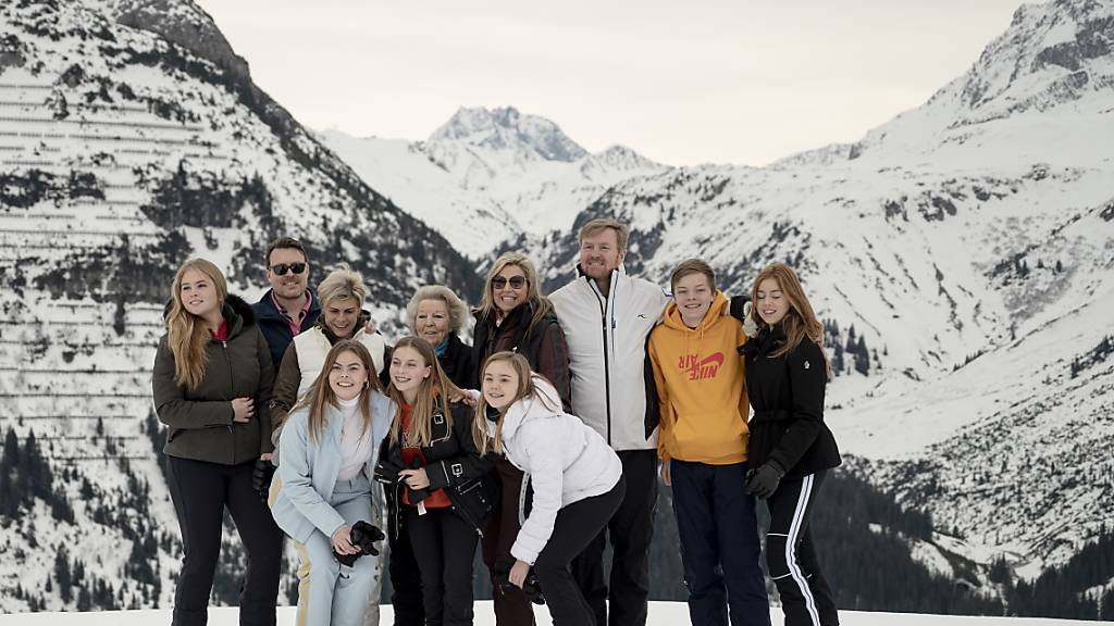 Die niederländische Königsfamilie startet gut gelaunt in ihren Winterurlaub in Lech am Arlberg.