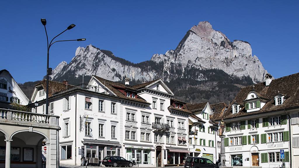 Schwyz ist eine der 15 Gemeinden des gleichnamigen Bezirks, der für das kommende Jahr mit einem Defizit rechne. (Archivbild)