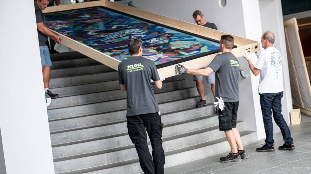 Das Gemälde «Sonntag der Bergbauern» von Ernst-Ludwig Kirchner wird aus dem Bundeskanzleramt getragen. Es reist nun nach Bern, wo es ab September im Kunstmuseum zusammen mit seinem Pendant der Öffentlichkeit gezeigt wird.