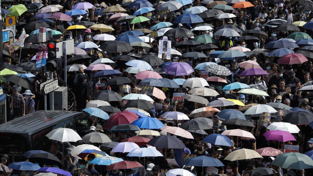 Trotz eines Polizeiverbots haben in Hongkong wieder Zehntausende Menschen gegen die Regierung protestiert.
