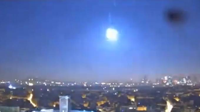 Videos zeigen Explosion eines Asteroiden über dem Ärmelkanal