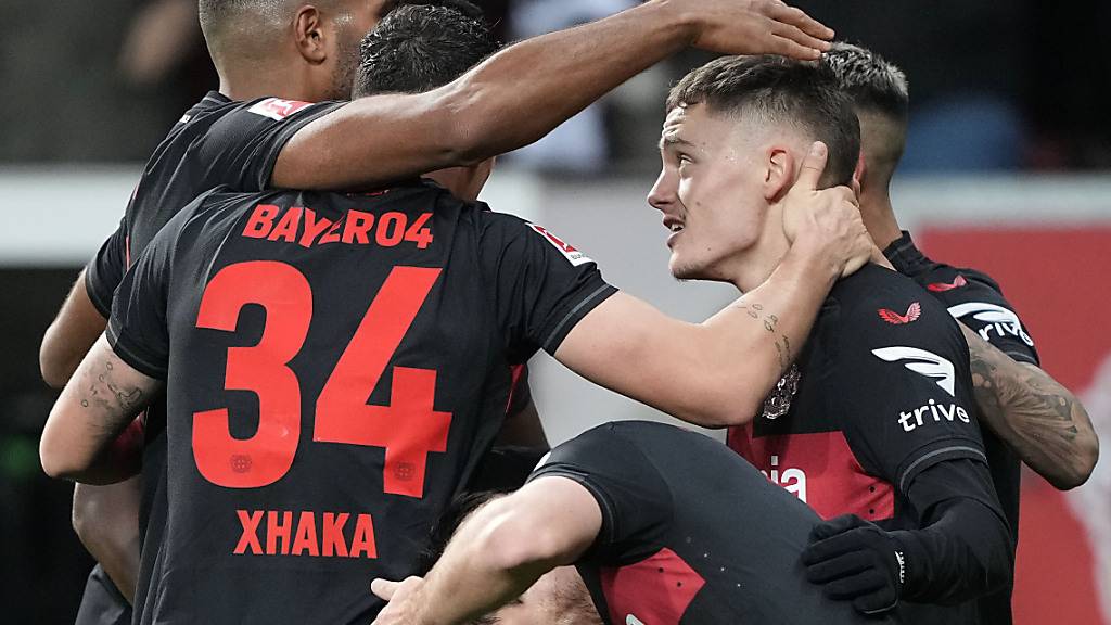 Florian Wirtz wird von den Teamkollegen für sein schönes 3:0 gefeiert
