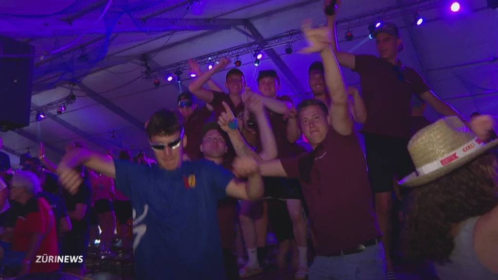 Turnen am Tag, feiern bei Nacht