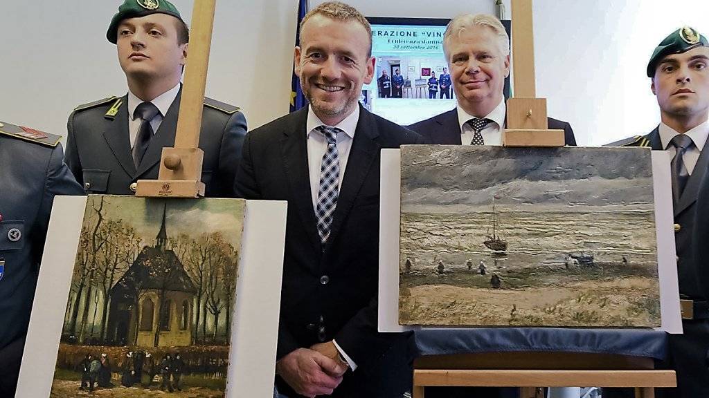 Der Direktor des Amsterdamer Van Gogh Museums, Alex Rüger, zwischen den beiden geraubten und wiedergefundenen Gemälden von Vincent van Gogh.