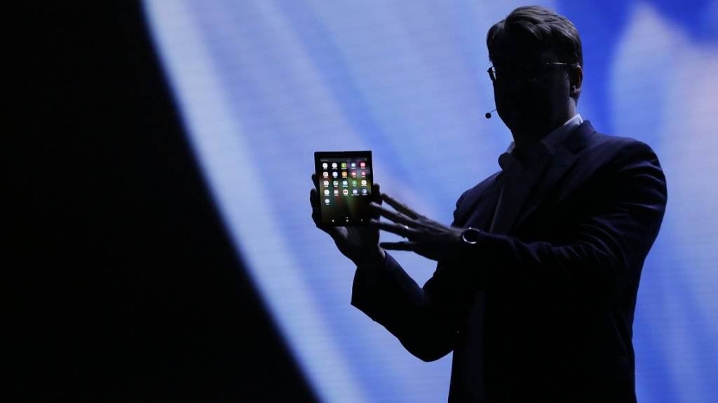 Der Bildschirm kann zusammengeklappt werden: Samsung präsentierte am Mittwoch den Prototypen für ein faltbares Smartphone-Display.