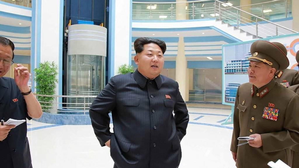 Nordkoreas Machthaber Kim Jong Un (Mitte) mit Gefolgsleuten.
