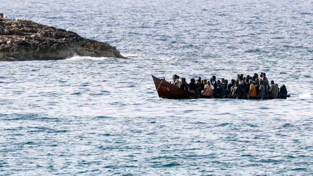 GRAFIK - Migranten kommen am Hafen der Insel Lampedusa an. Foto: Cecilia Fabiano/LaPresse/AP/dpa