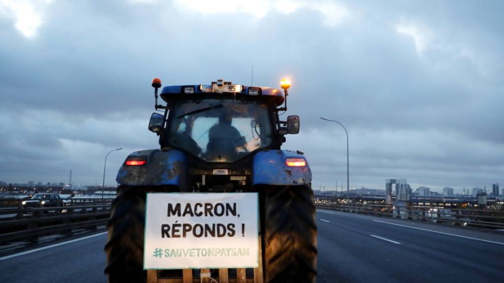 Rund 1000 französische Bauern fahren mit ihren Traktoren in Richtung Paris. Sie fordern mehr Lohn.