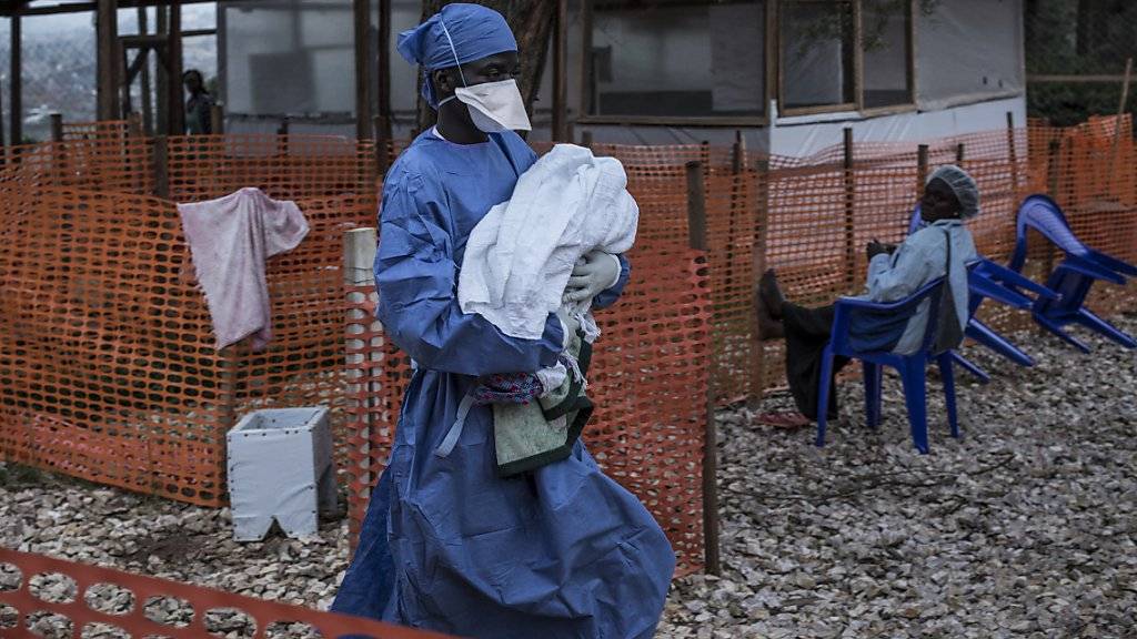Eingesundheitsmitarbeiter bringt ein vier Tage altes Baby, das wahrscheinlich an Ebola erkrankt ist, in ein Behandlungszentrum. (Archiv)