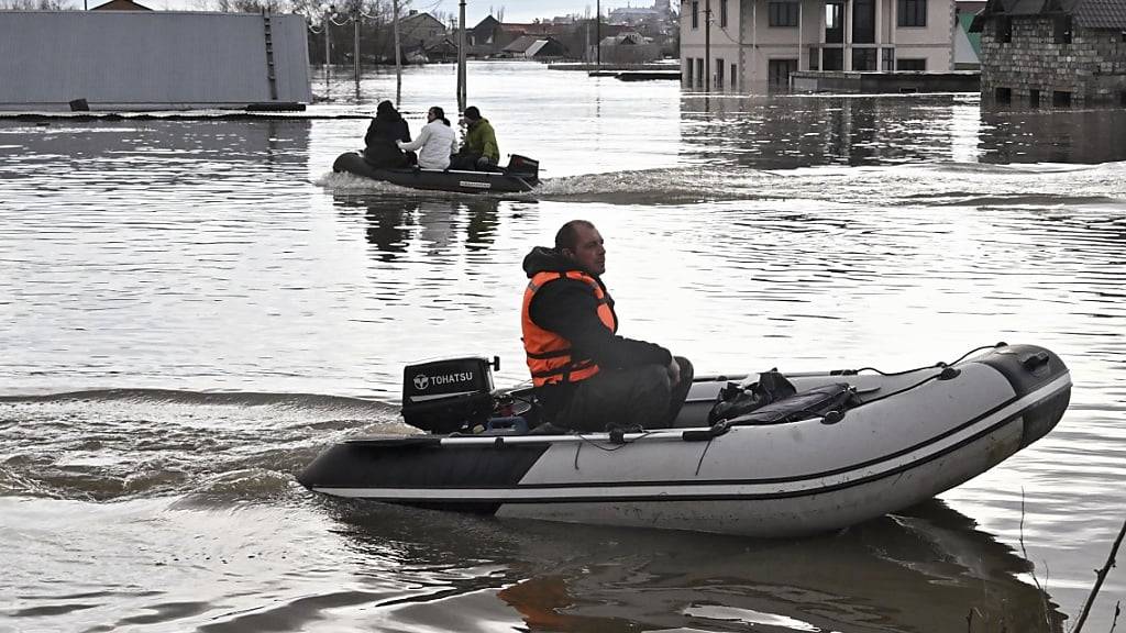 In Russland bleibt die Lage durch Frühjahrshochwasser an den Südausläufern des Uralgebirges und anderen Regionen angespannt.