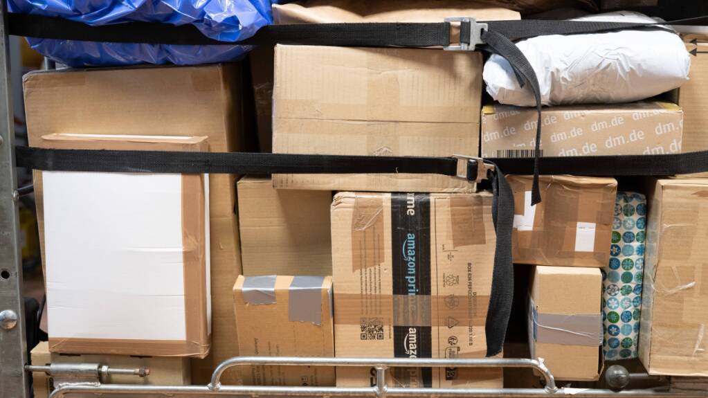 Unzählige Pakete kommen von Online-Händlern wie Shein, Temu, AliExpress und Co. in die EU. Die Flut kleiner Päckchen ist teuer - eine Bearbeitungsgebühr soll helfen, die steigenden Kosten zu decken. (Archivbild)