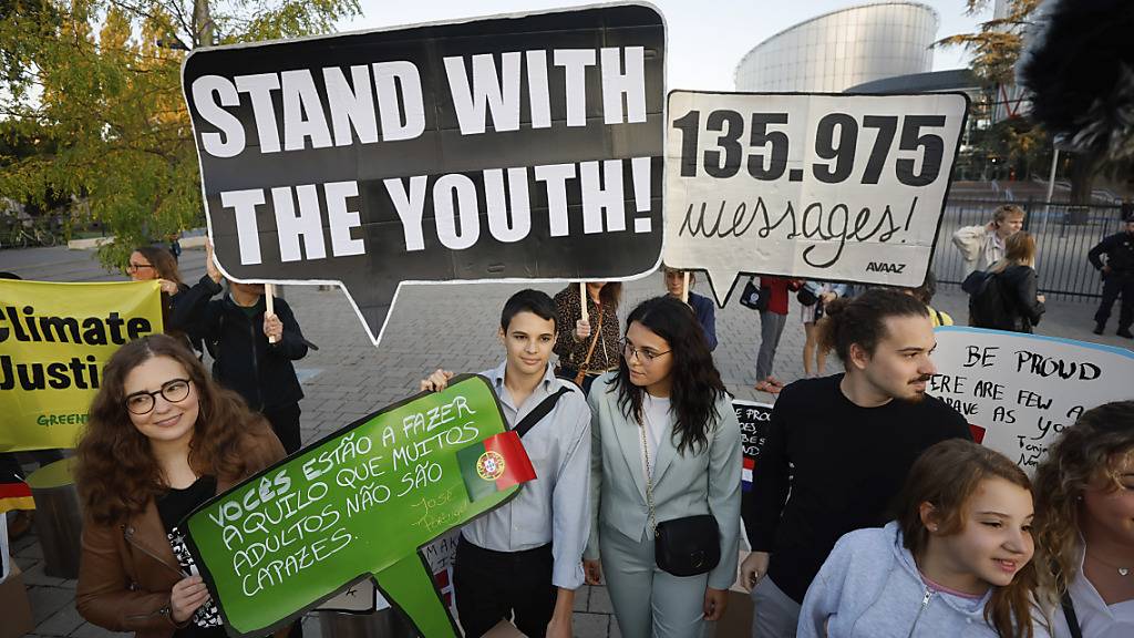 Sechs Kinder und Jugendliche aus Portugal wollen die Regierungen von 32 Staaten in Europa dazu zwingen, in Zukunft viel mehr für den Schutz der Umwelt zu tun. Foto: Jean-Francois Badias/AP/dpa