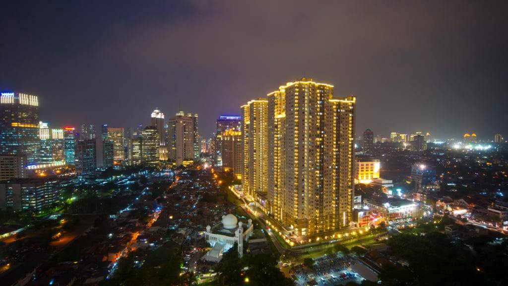 ARCHIV - Abendliche Ansicht von Wohn- und Geschäftshäusern in Jakarta. Foto: Soeren Stache/dpa/Archivbild