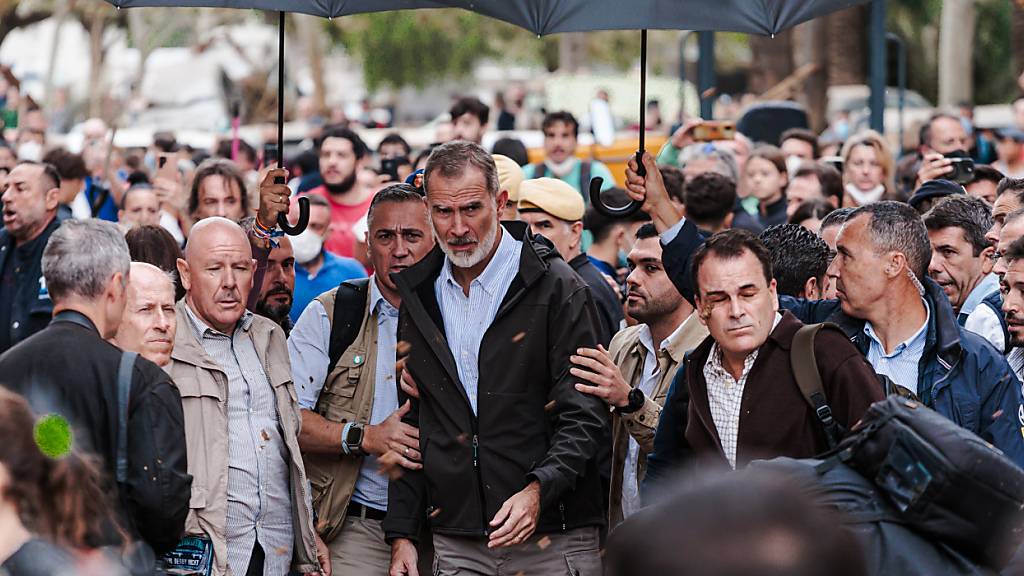 dpatopbilder - König Felipe VI. bei seinem Besuch in einem von den Überschwemmungen betroffenen Gebiet. Foto: Carlos Luján/EUROPA PRESS/dpa