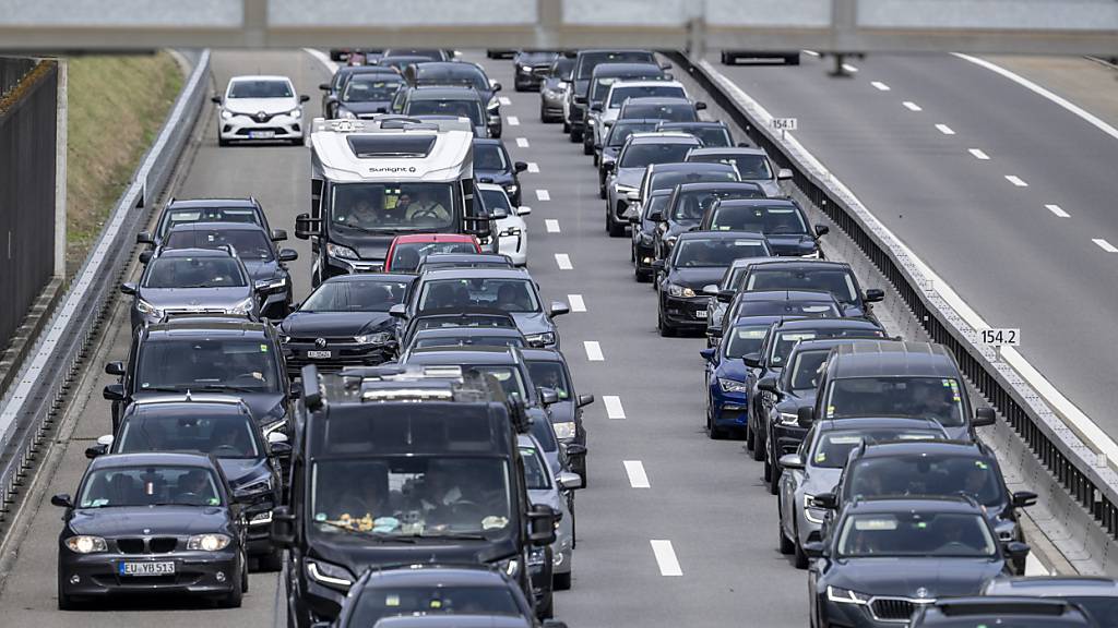 Mit den Frühlingsfeiertagen steht am Gotthard und in anderen Regionen der Schweiz auch der Stau vor der Tür. (Archivbild)