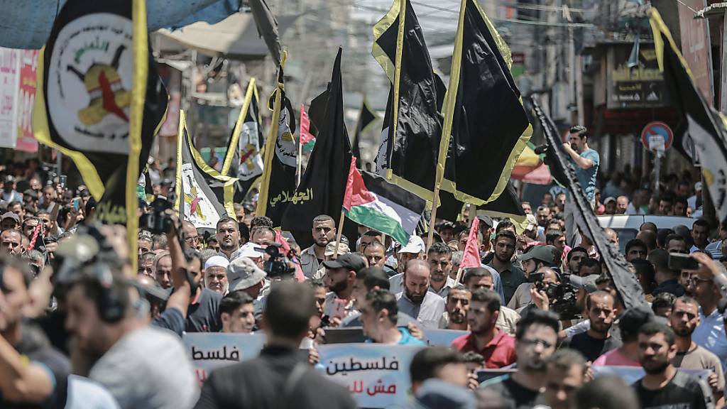 Palästinenser marschieren im Gzastreifen mit Fahnen und Plakaten bei einem Protest gegen die Annäherung zwischen Israel und den Vereinigten Arabischen Emiraten. Foto: Mohammed Talatene/dpa