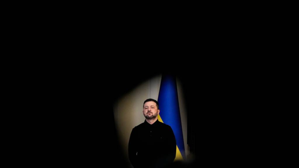 dpatopbilder - Der ukrainische Präsident Wolodymyr Selenskyj hört zu, als die EU-Außenbeauftragten Kallas  auf einer Pressekonferenz spricht. Foto: Julia Demaree Nikhinson/AP/dpa