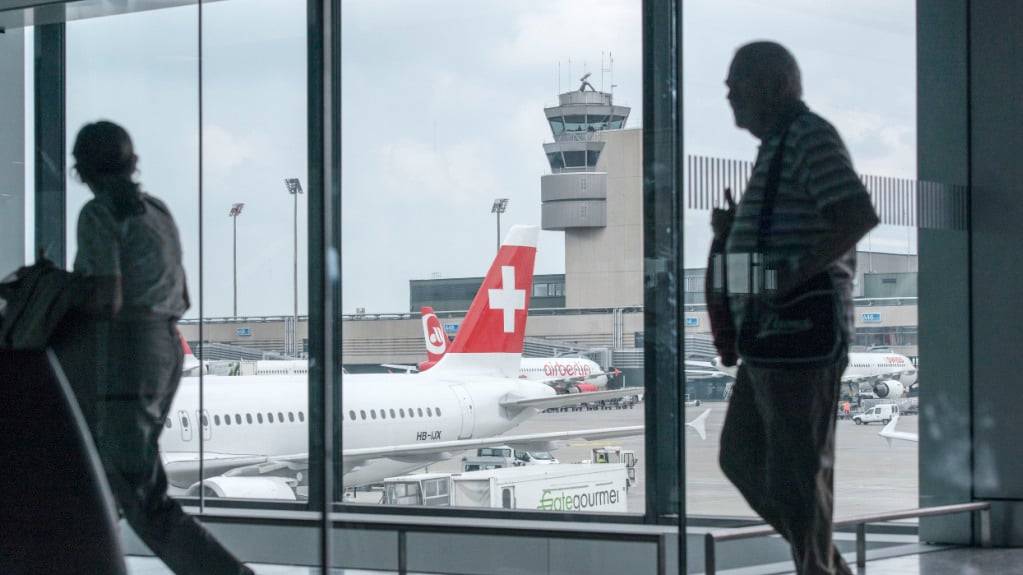 Die Polizei konnte den Unfallfahrer kurz vor dem Abflug ins Ausland am Flughafen Zürich festnehmen. (Symbolbild)