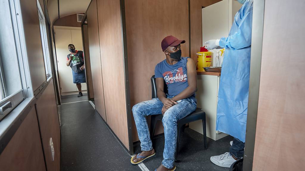 ARCHIV - Corona-Impfung in Südafrika. Foto: Jerome Delay/AP/dpa