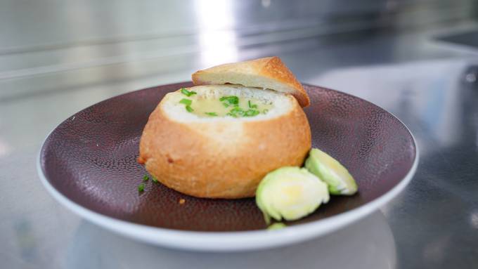 Diese Rosenkohlsuppe wird direkt im Brot serviert