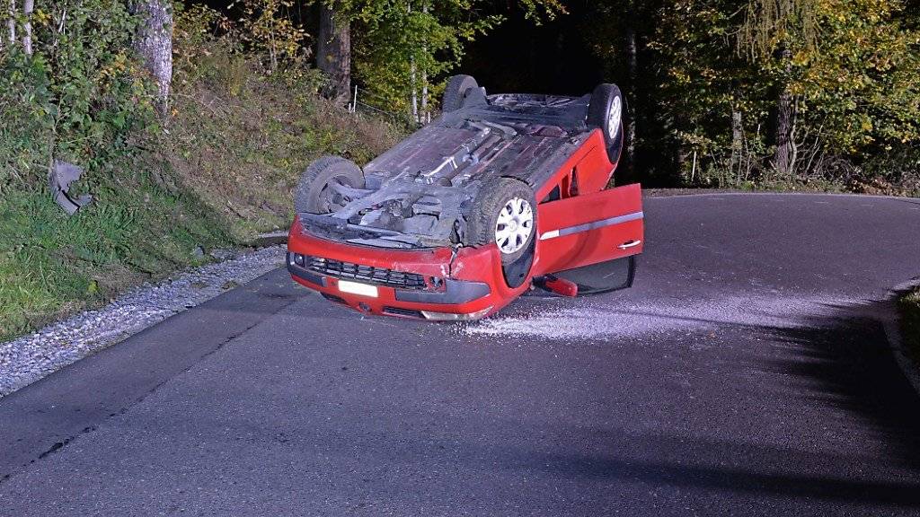 Diesem Wagen entstiegen der Lenker und seine Beifahrerin in Kriens-Obernau LU unverletzt.