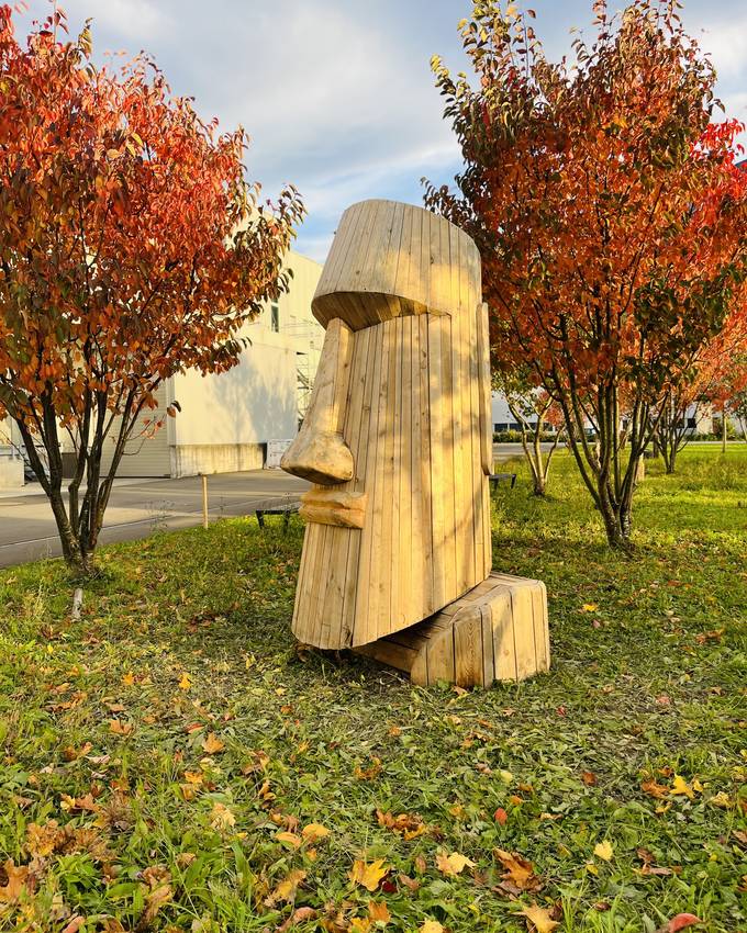 Holzkopf von Zürichsee-Insel steht jetzt bei Schwyzer Schoggifabrik