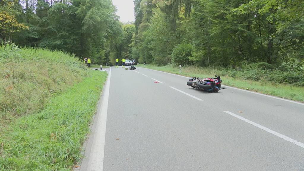 Zwei Schwerverletzte: Im Boowald verunfallen zwei junge Töfffahrer