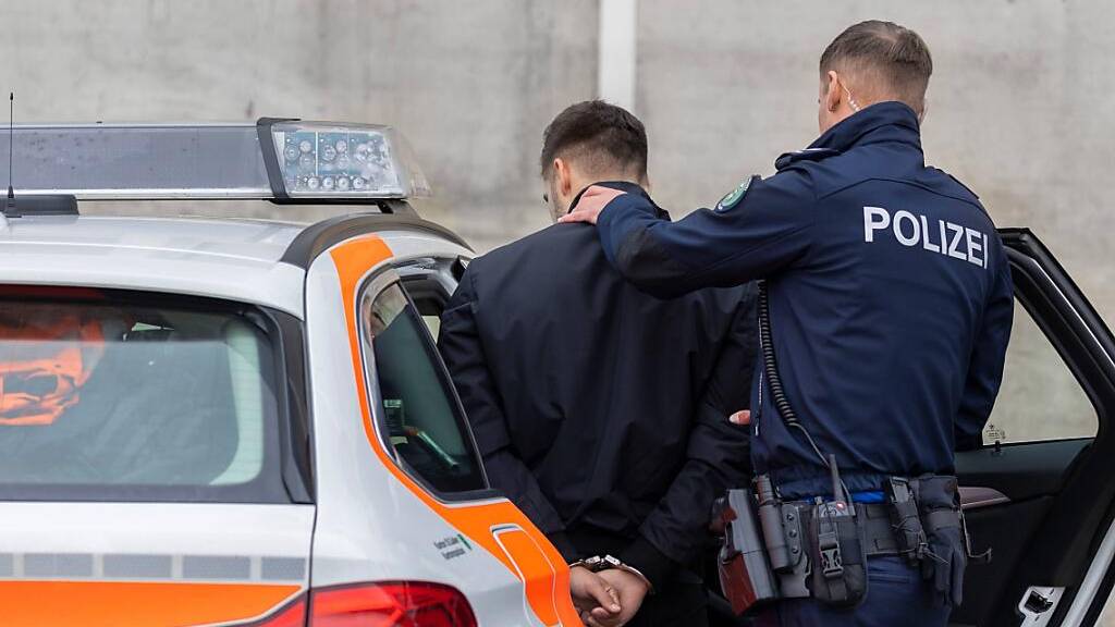 16-Jähriger raubt zwei Männer mit Messer aus und geht Kapo Zürich ins Netz