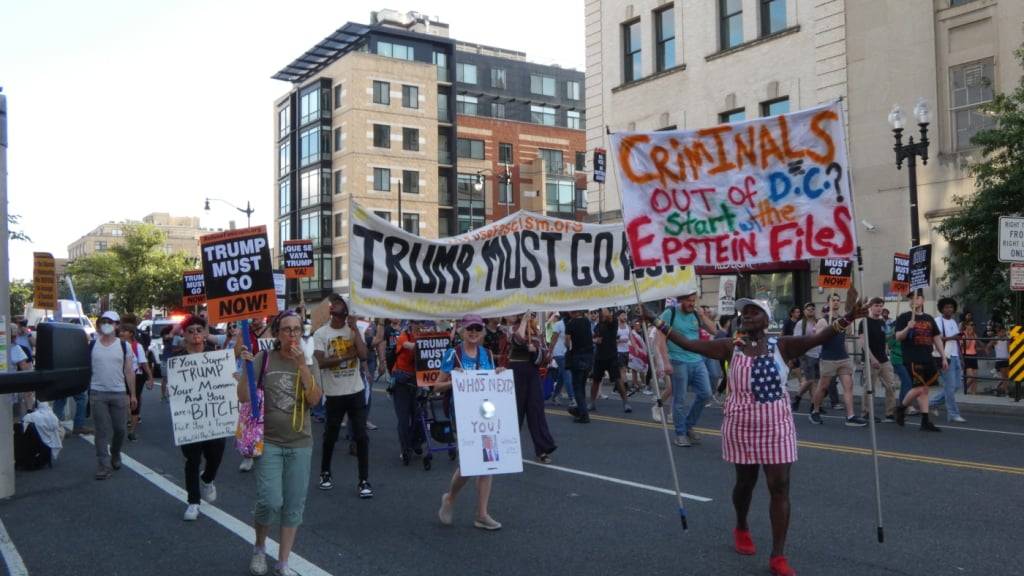 Demonstranten protestieren gegen US-Präsident Trump und dessen Politik. Foto: Luzia Geier/dpa