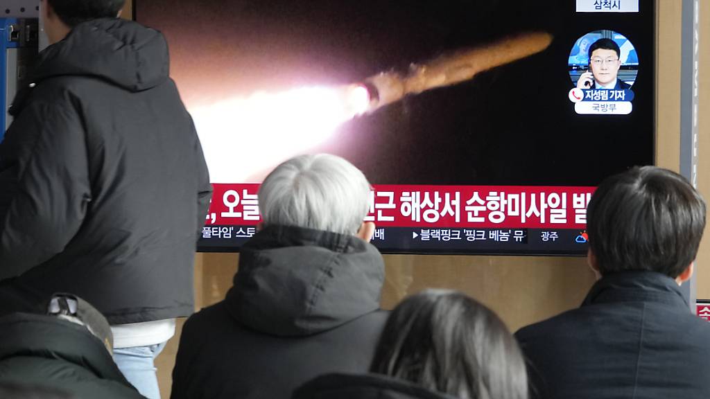 Ein Fernsehbildschirm zeigt ein Archivbild des nordkoreanischen Raketenstarts während einer Nachrichtensendung im Bahnhof von Seoul. Foto: Ahn Young-joon/AP