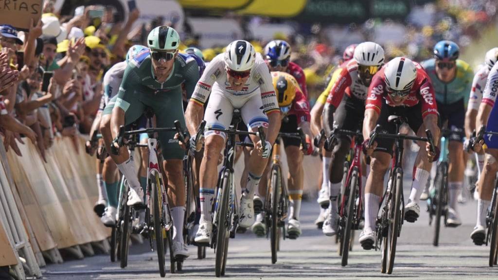 Tim Merlier (in weiss) setzt sich an der 9. Etappe der Tour de France im Sprint durch