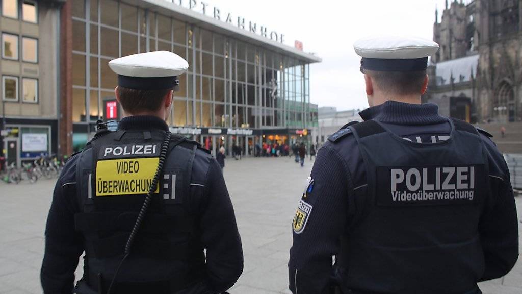 Polizisten auf dem Bahnhofsvorplatz in Köln. Tausende Beamte sollen die kommende Silvesternacht in Köln sicher machen. (Archiv)