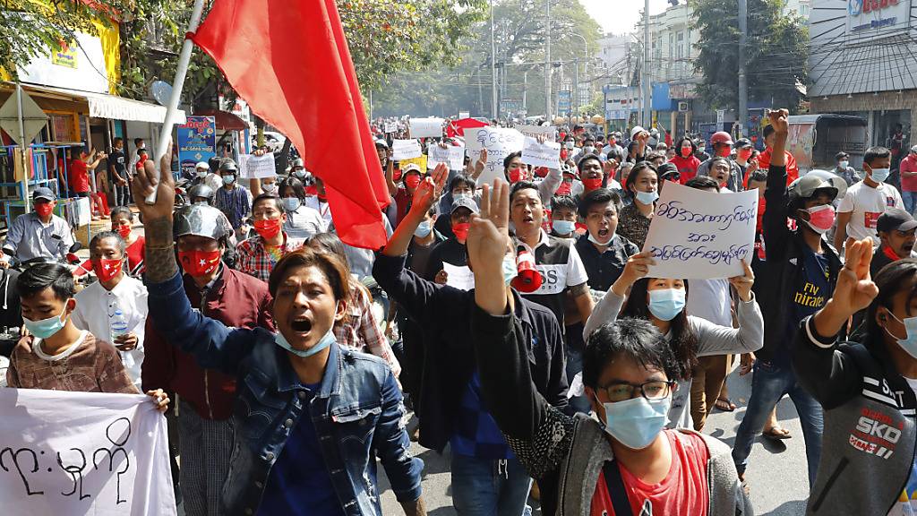 Demonstranten zeigen auf einer Straße den Dreifingergruß. Nach öffentlichen und größtenteils über soziale Medien organisierten Protesten gegen den Militärputsch in Myanmar ist gestern auf Anweisung der Regierung das mobile Internet gesperrt worden. Foto: Uncredited/AP/dpa