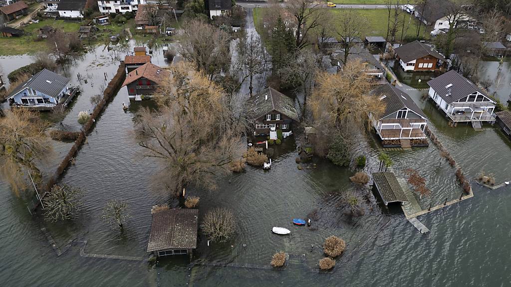 Überschwemmte Uferpartie am Bielersee.