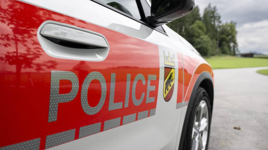 Die Polizei im Berner Jura sucht einen «vermutlich bewaffneten und gefährlichen Mann» (Symbolbild)