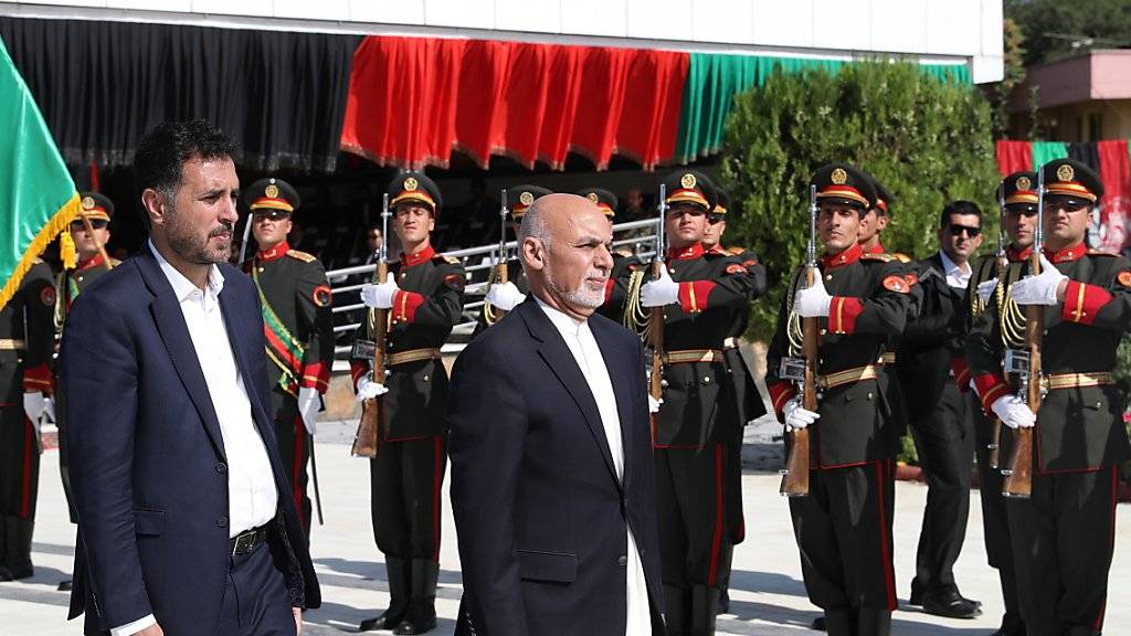 Der afghanische Präsident Ghani (Mitte) erklärte, das Ziel der Regierung sei es, Verstecke der Terrormiliz Islamischer Staat (IS)  im Land zu vernichten. Die IS-Miliz hatte sich zu dem schweren Anschlag am Wochenende in Kabul bekannt.