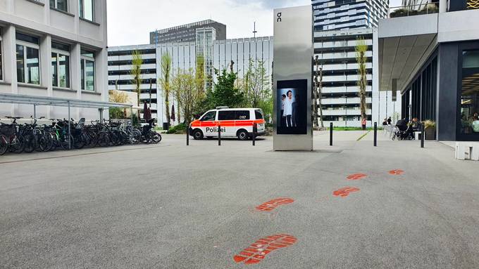 Aktivisten beschmieren Boden bei On-Hauptsitz in Zürich mit Kunstblut