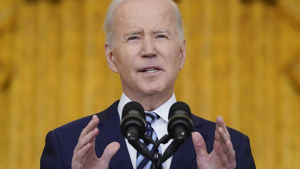US-Präsident Joe Biden kündigt im East Room des Weißen Hauses weitere «harte Sanktionen» gegen Russland an. Foto: Alex Brandon/AP/dpa