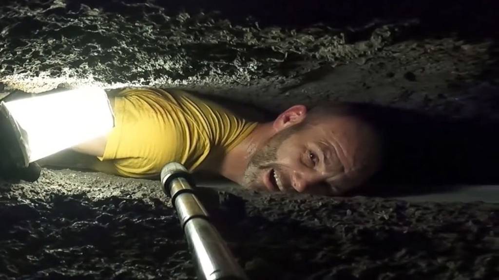 Dieser Caver zwängt sich auch in die engsten Höhlen