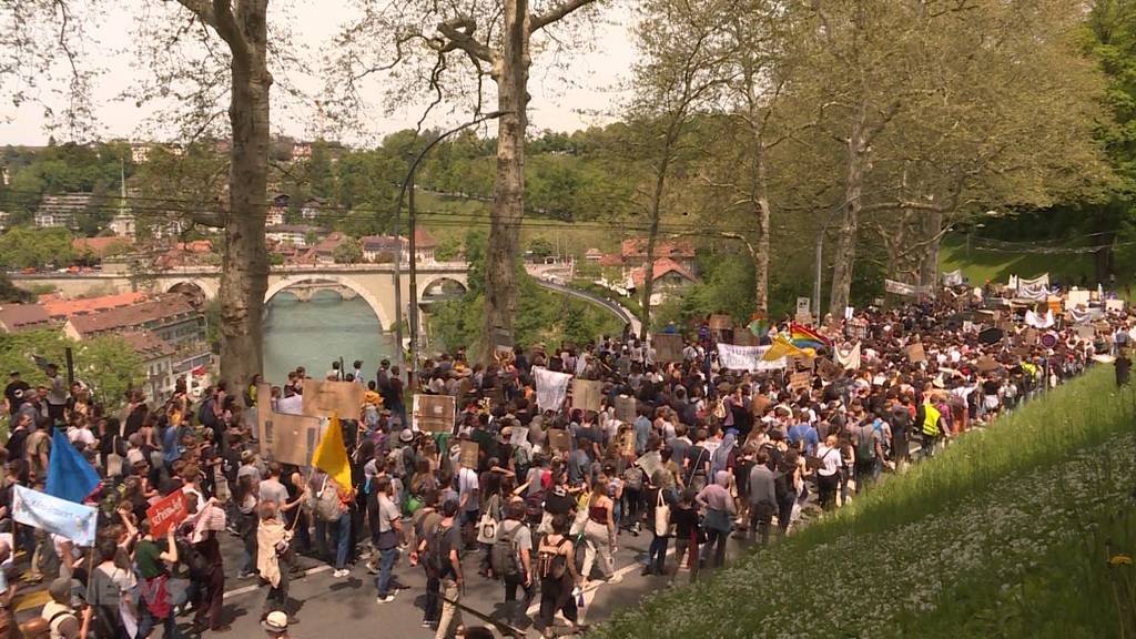 2’500 Menschen demonstrieren auf Berner Strassen erneut für den Klimaschutz