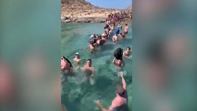 Anlegen verboten: Touristen müssen sich auf Kreta durchs Wasser kämpfen