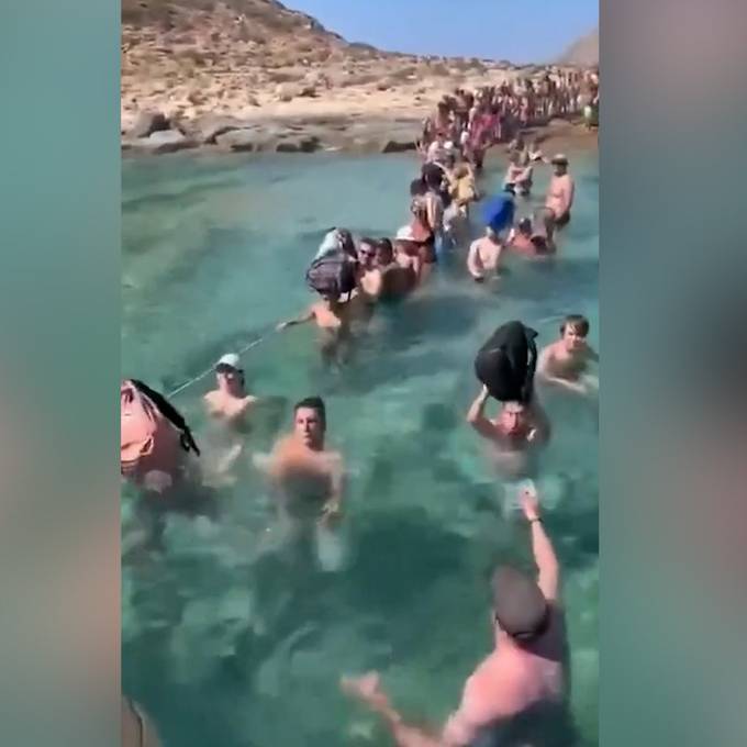 Anlegen verboten: Touristen müssen sich auf Kreta durchs Wasser kämpfen