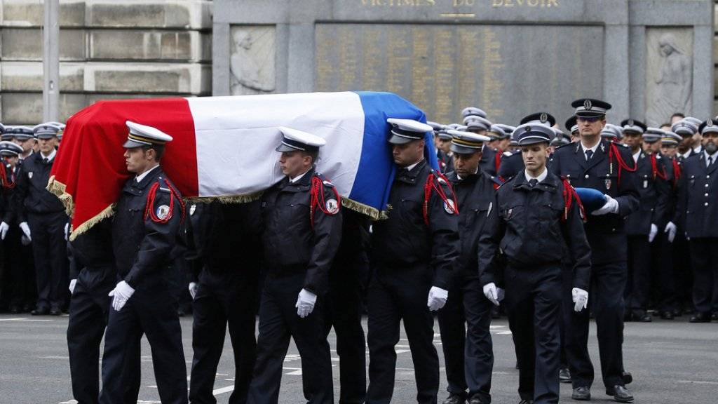 Der Sarg des getöteten Polizisten war mit einer französischen Trikolore bedeckt.