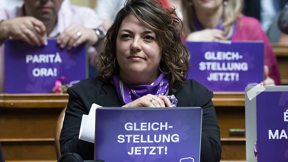 Nationalrätin Tamara Funiciello (SP/BE) und Kolleginnen und Kollegen der SP mit «Gleichstellung jetzt!»-Plakaten im Nationalratsaal. Der Rat wies indes die Mehrheit der Vorstösse der Session zur Gleichstellung ab.