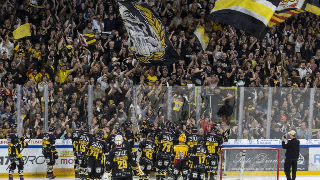 Die Spieler von Ajoie lassen sich von den Fans feiern