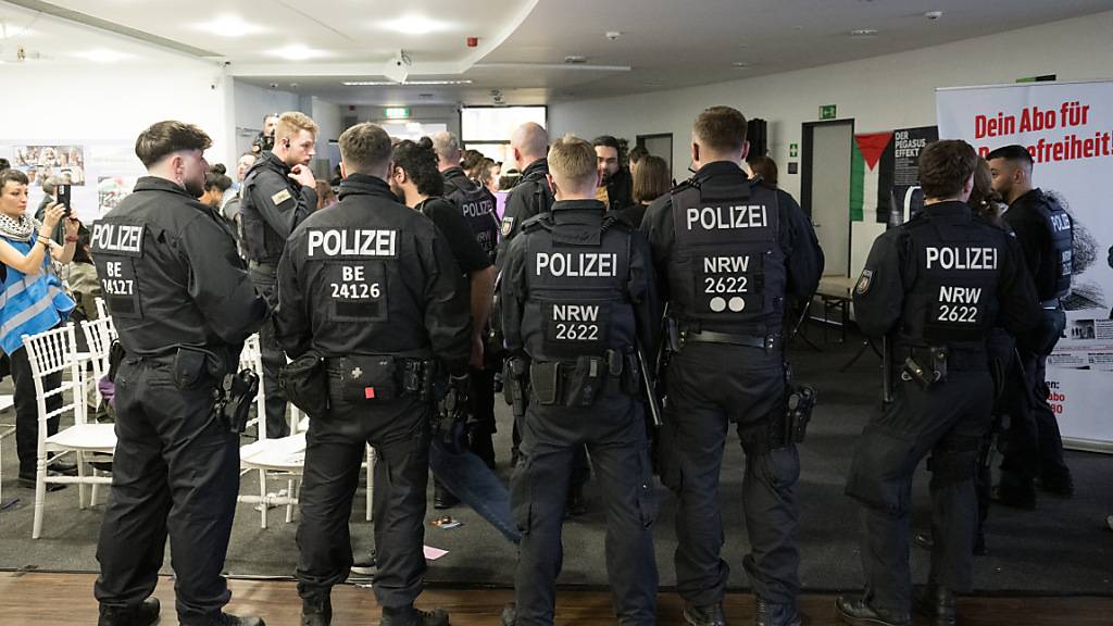 Polizeibeamte haben den Palästina-Kongress in Berlin vorzeitig aufgelöst. Foto: Sebastian Christoph Gollnow/dpa