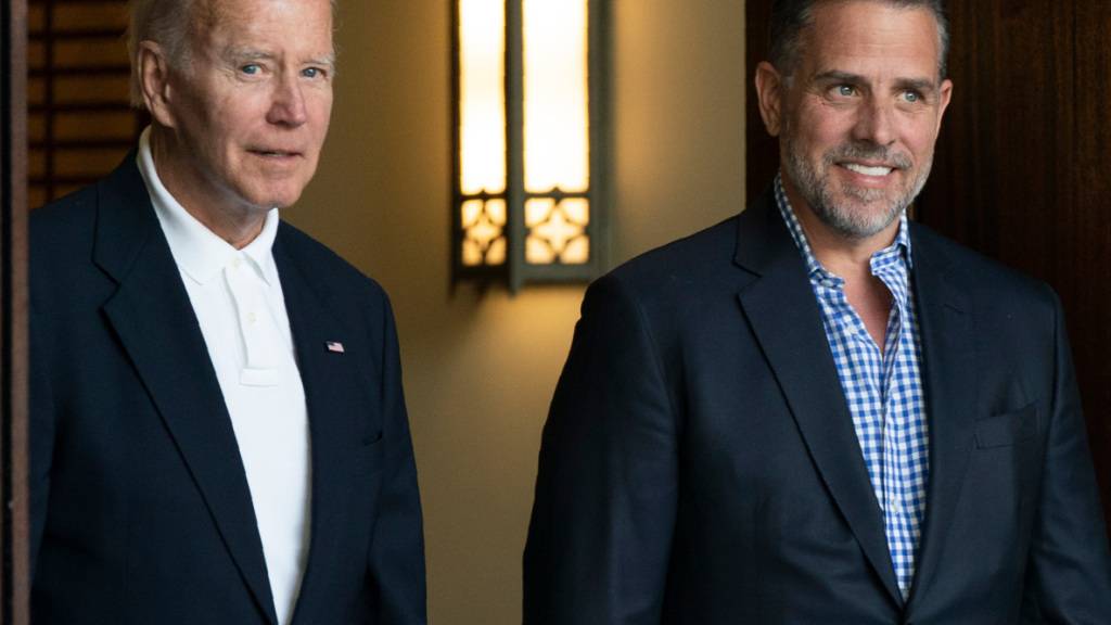 ARCHIV - US-Präsident Joe Biden (l) begleiten seit vielen Jahren Negativ-Schlagzeilen zu seinem Sohn Hunter. Foto: Manuel Balce Ceneta/AP/dpa