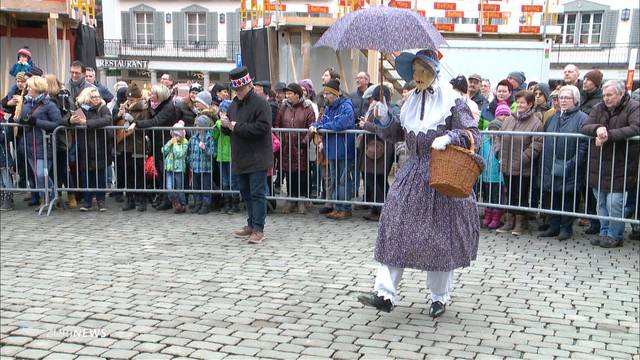 Rund 60 Leute nüsseln in Schwyz