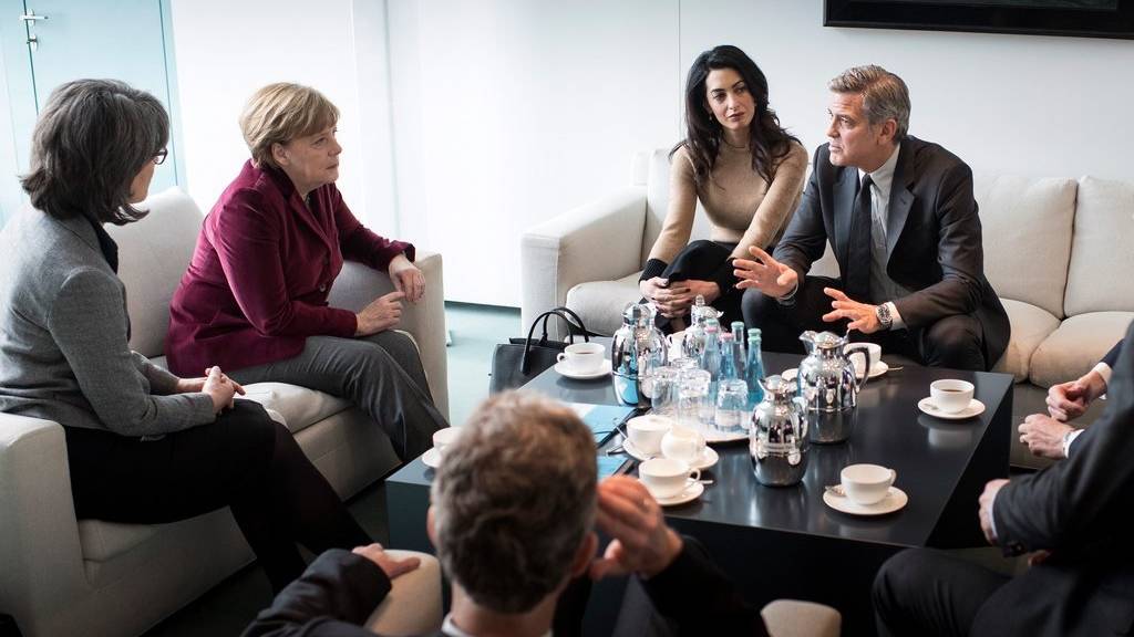 Angela Merkel empfängt Amal und George Clooney.