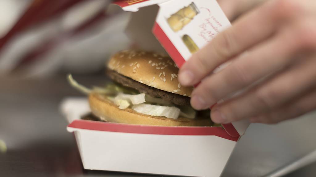 Bei McDonald's gehen wieder mehr Burger über den Tresen. (Archivbild)